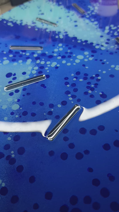 Lavoro su commissione Orologio da Parete in Legno Resina Blu 50 cm di diametro