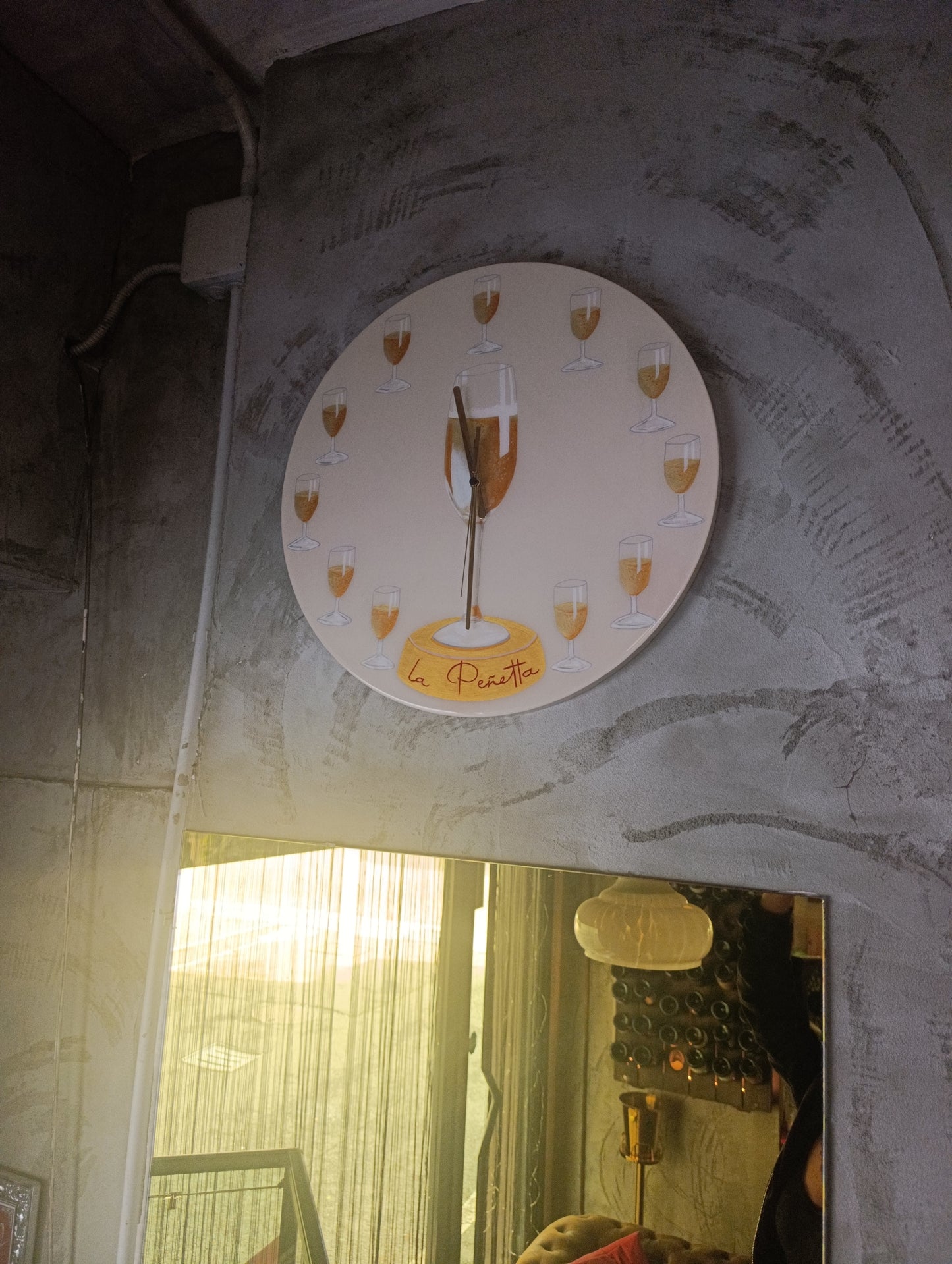 Lavoro su commissione Orologio da Parete in Legno Resina con Logo e calici 50 cm di diametro
