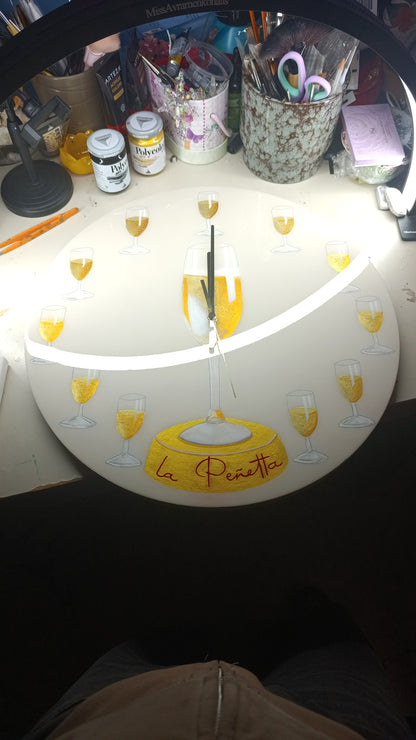 Lavoro su commissione Orologio da Parete in Legno Resina con Logo e calici 50 cm di diametro