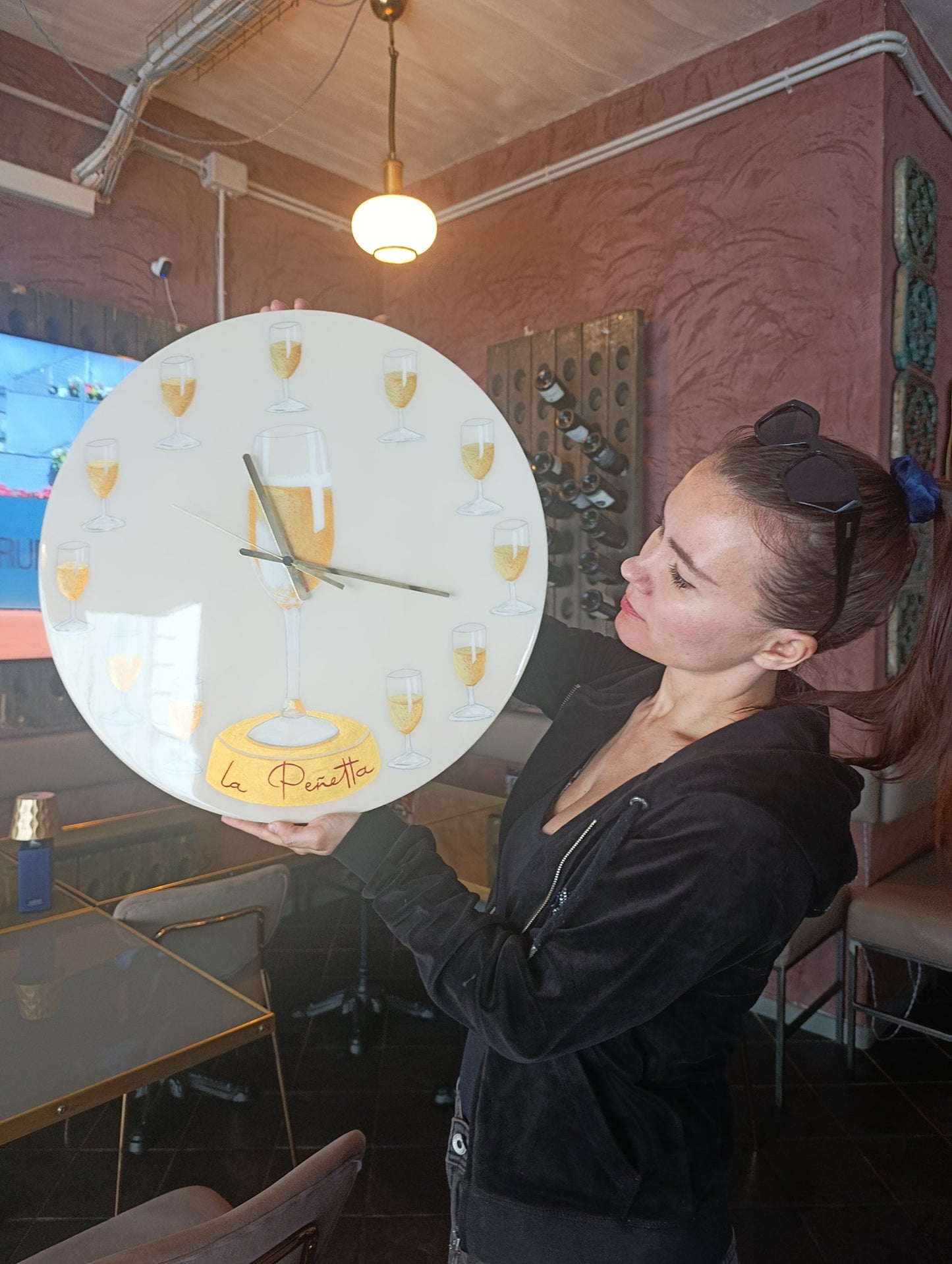 Lavoro su commissione Orologio da Parete in Legno Resina con Logo e calici 50 cm di diametro